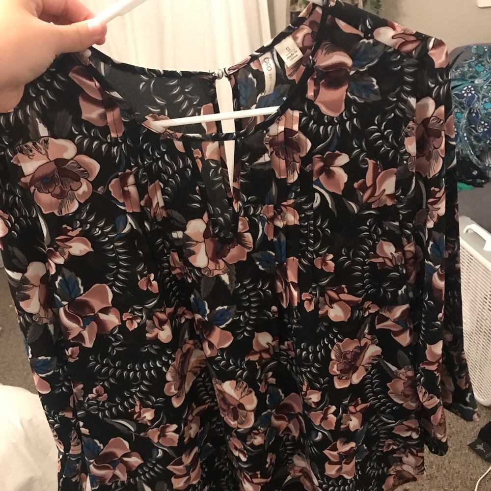 Blouse w/ bell sleeves